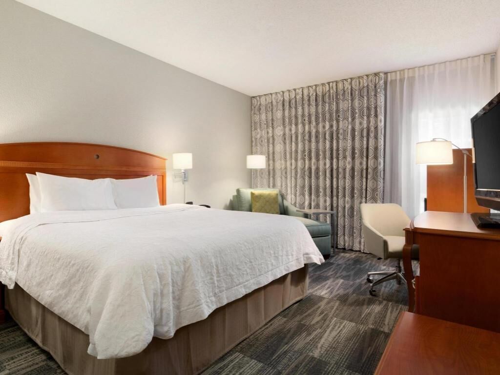 Cofres nos quartos, escrivaninha, espaço de trabalho para notebook