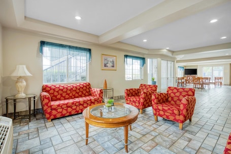 Lobby. SureStay Hotel by Best Western Ukiah