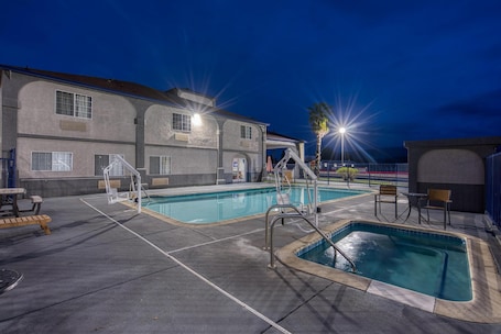 Una piscina al aire libre. SureStay Hotel by Best Western Ukiah