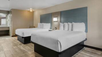 Muebles diferentes, escritorio y espacio para trabajar con laptop