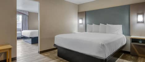 Suite, Mehrere Betten, Nichtraucher, Whirlpool | Individuell eingerichtet, Schreibtisch, laptopgeeigneter Arbeitsplatz