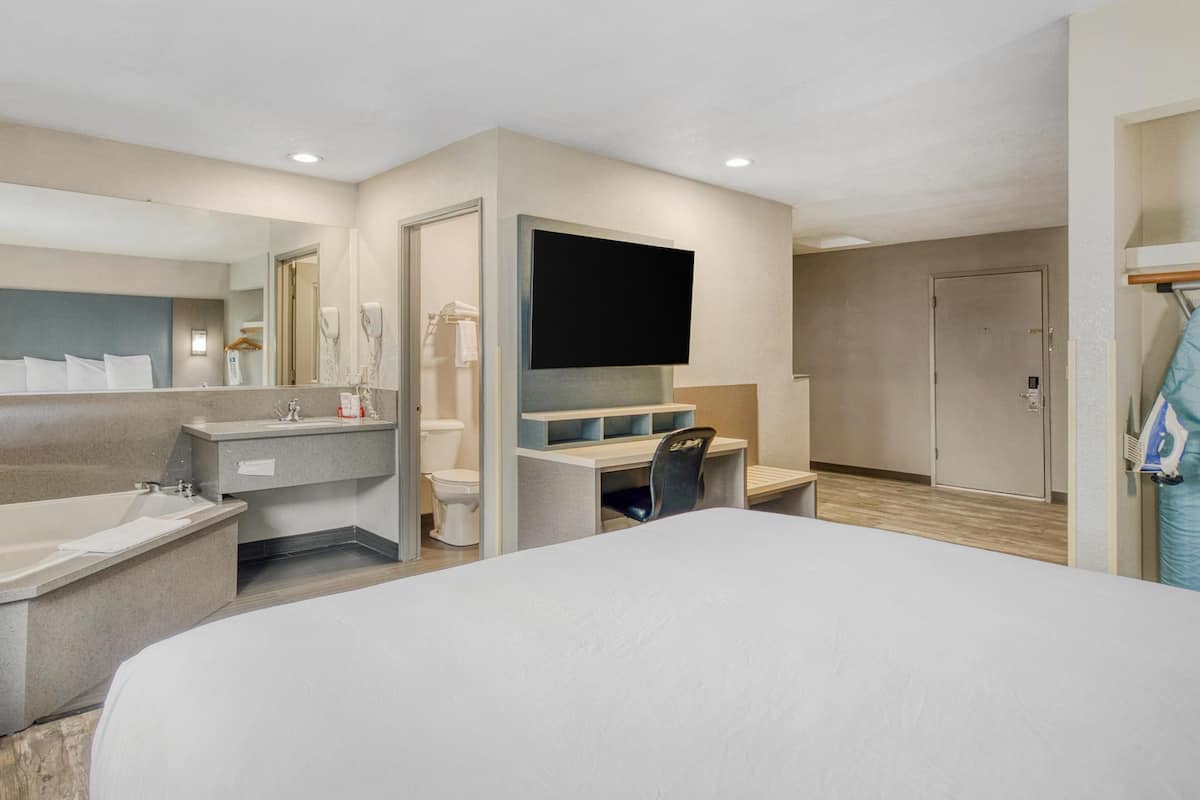 Individuell eingerichtet, Schreibtisch, laptopgeeigneter Arbeitsplatz