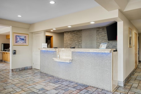 Lobby. SureStay Hotel by Best Western Ukiah
