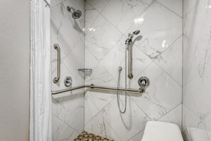 Quarto standard, 1 cama King, acessível, para não fumantes | Banheiro | Chuveiro/banheira combinados, banheira de imersão