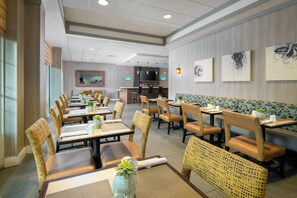 Breakfast and dinner served, American cuisine - Holiday Inn Miami-Doral Area by IHG (Miami)