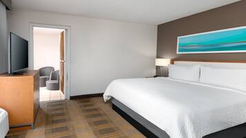 套房, 1 张特大床 (Additional Living Area) | 高档床上用品、羽绒被、客房内保险箱、办公桌