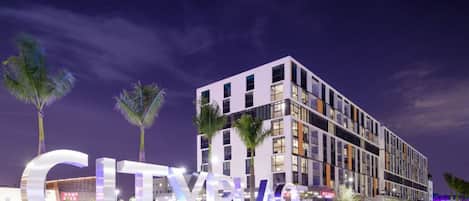 Een modern gebouw met een opvallend “CITYPLACE” bord, bestaande uit een meerhoog gebouw met grote ramen en een plat dak.