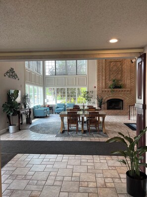 Fireplace - Days Inn by Wyndham Lisbon (Lisbon)