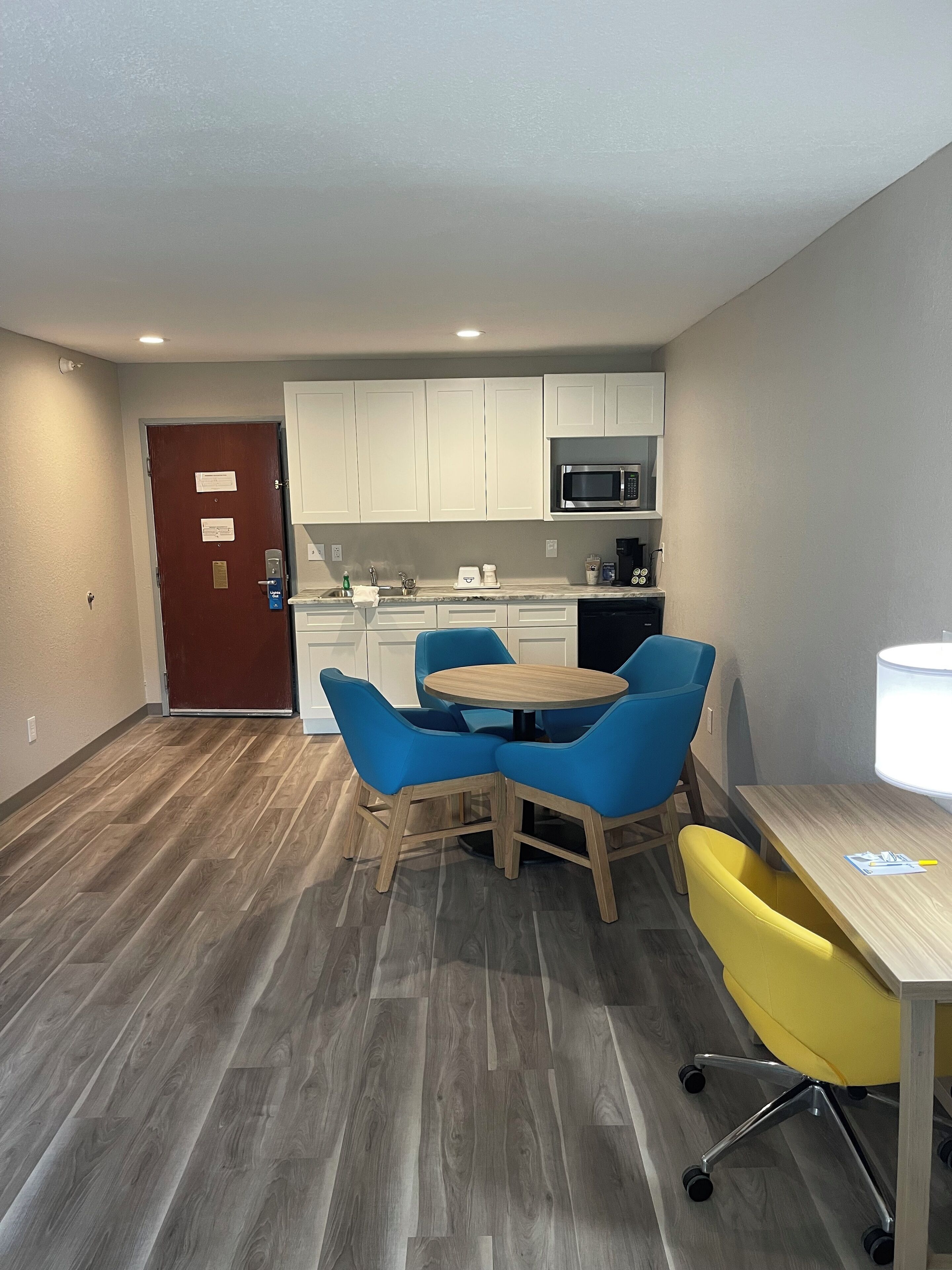 suite, 1 king bed with sofa bed | in-room dining