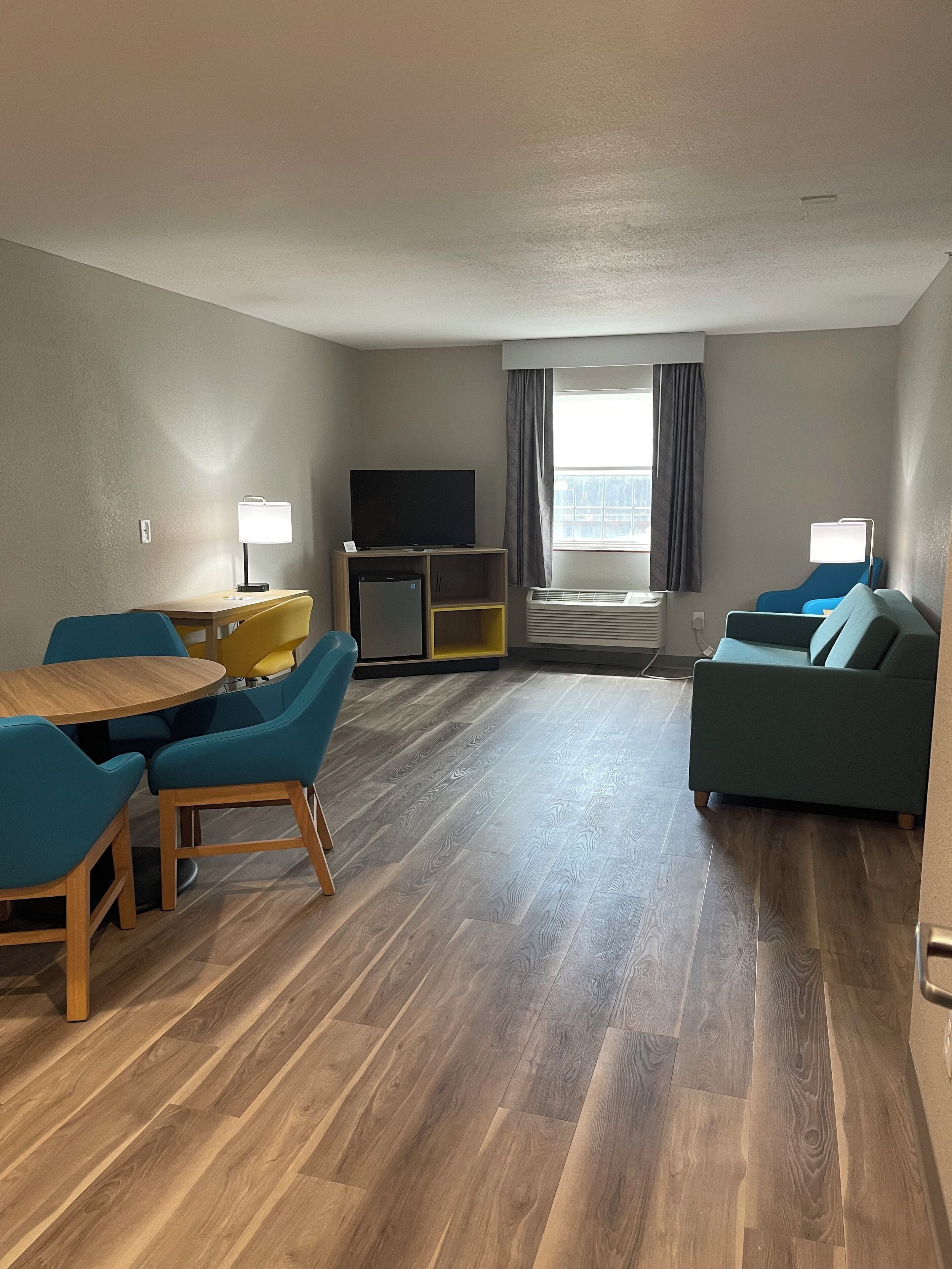 suite, 1 king bed with sofa bed | living area | tv