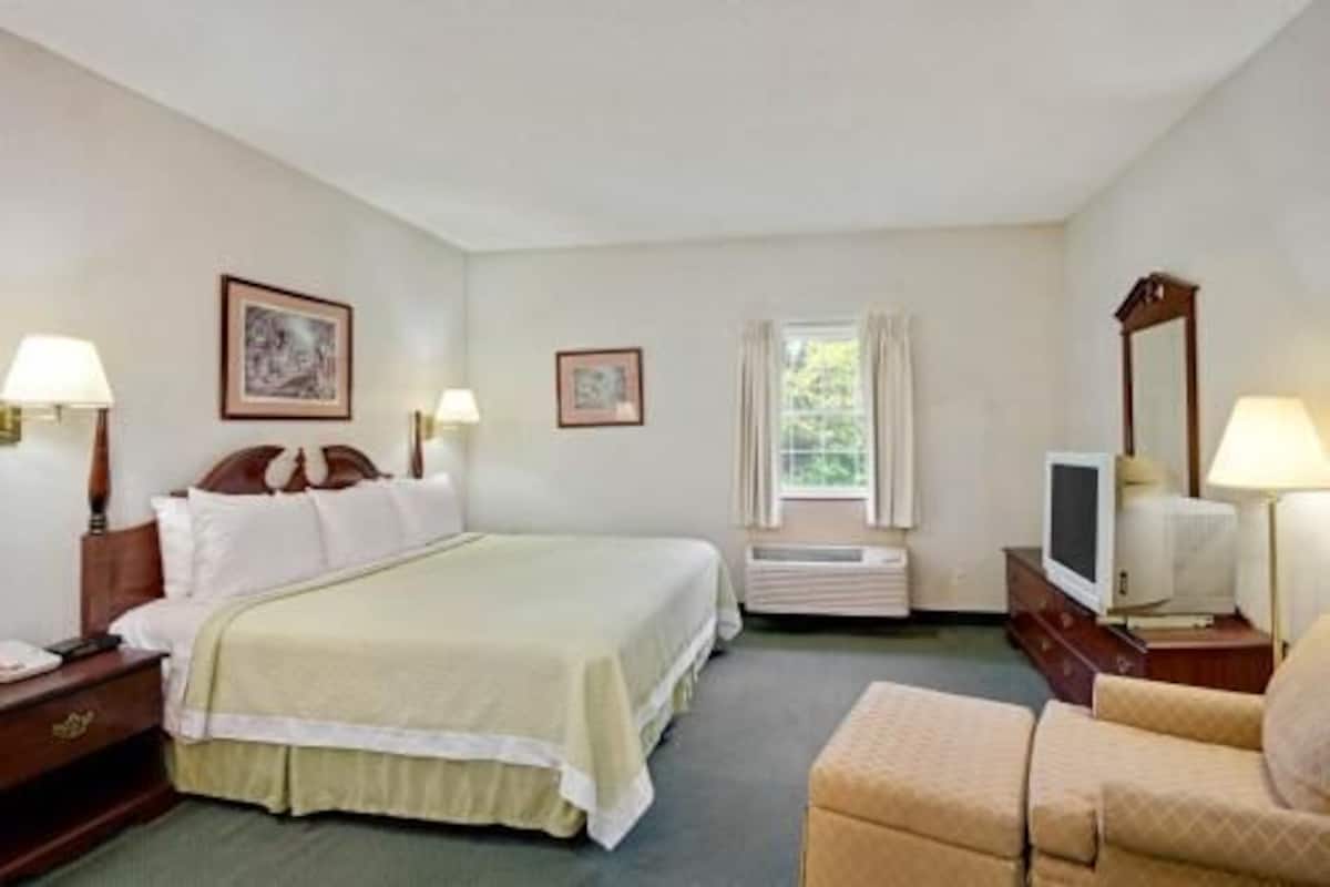 Premium bedding, in-room safe, desk, laptop workspace