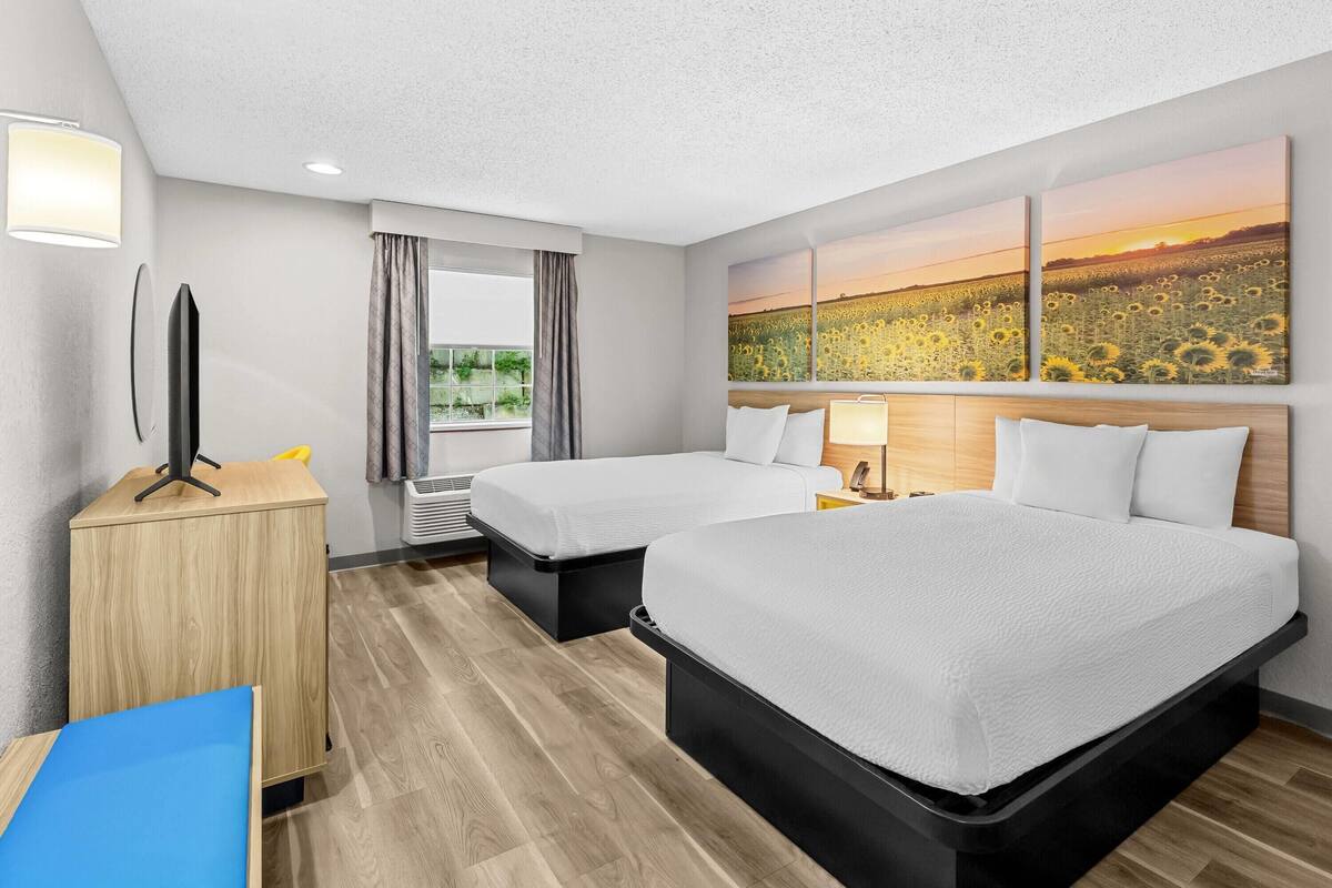 Premium bedding, in-room safe, desk, laptop workspace