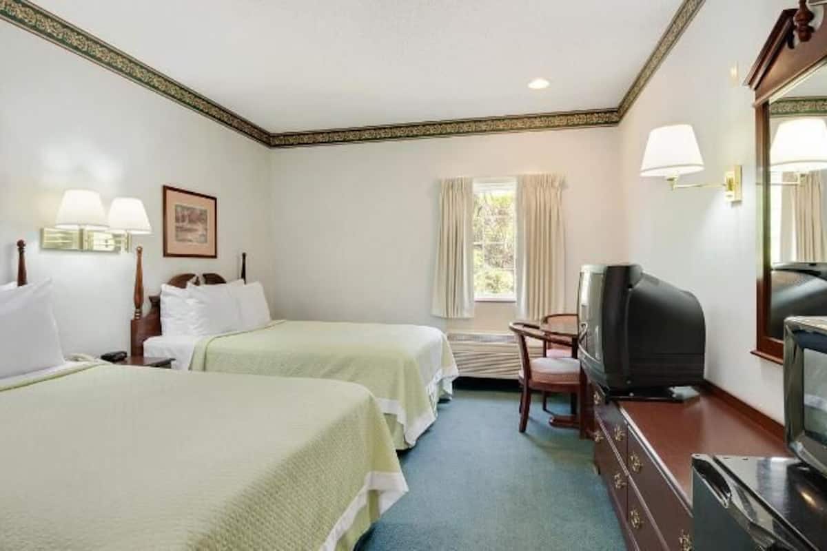 Premium bedding, in-room safe, desk, laptop workspace