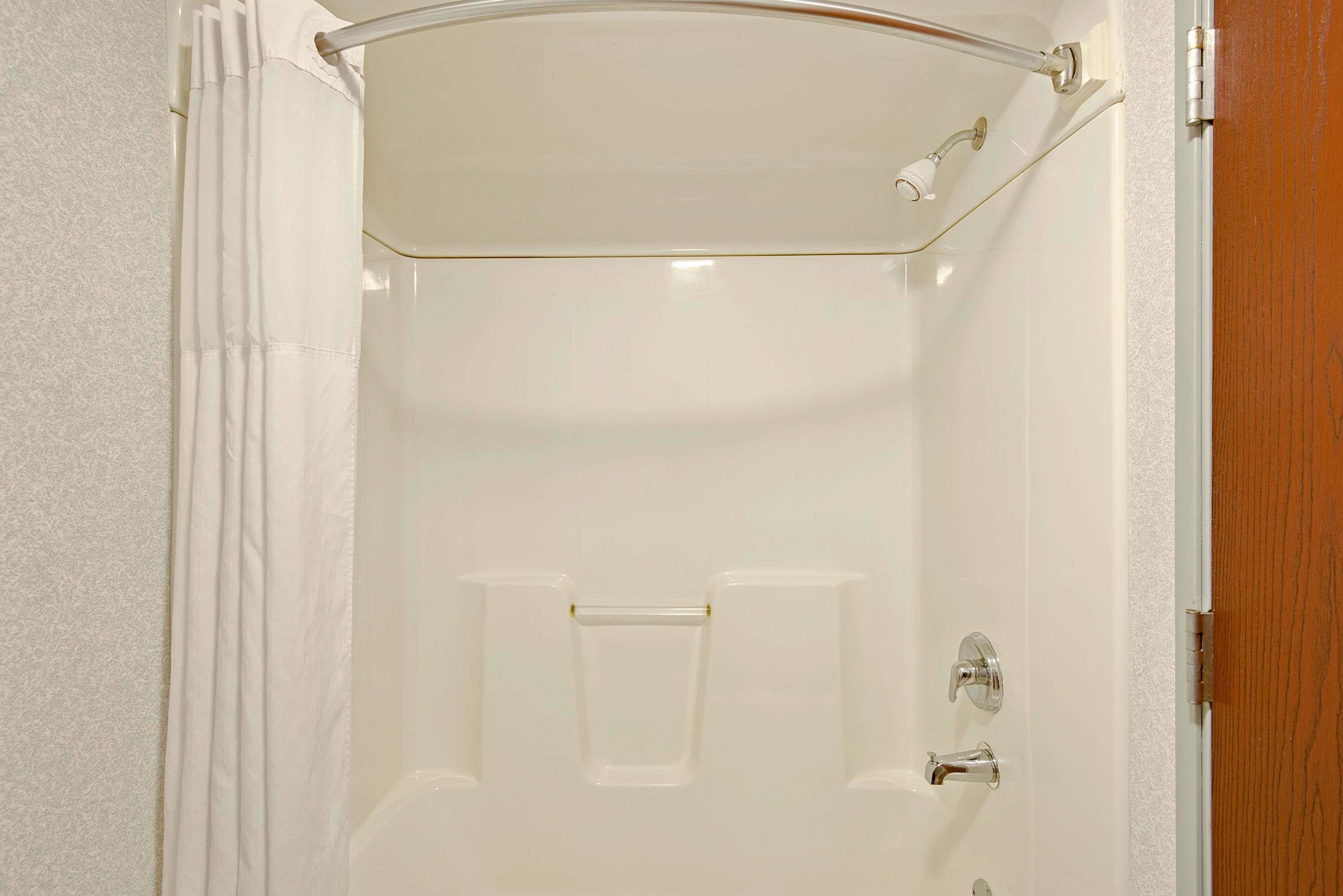 combined shower/bathtub, free toiletries, hair dryer, towels