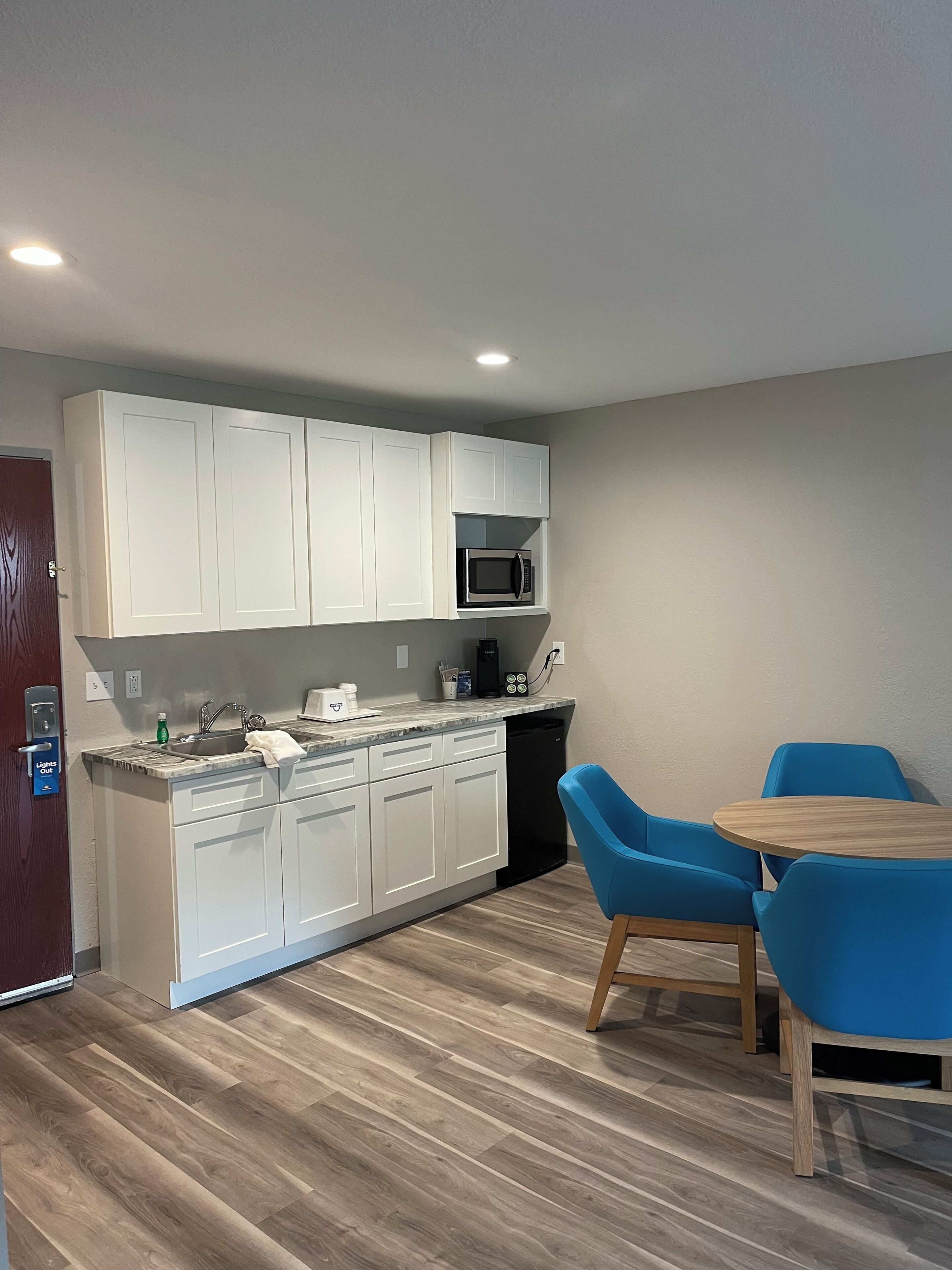 suite, 1 king bed with sofa bed | in-room dining