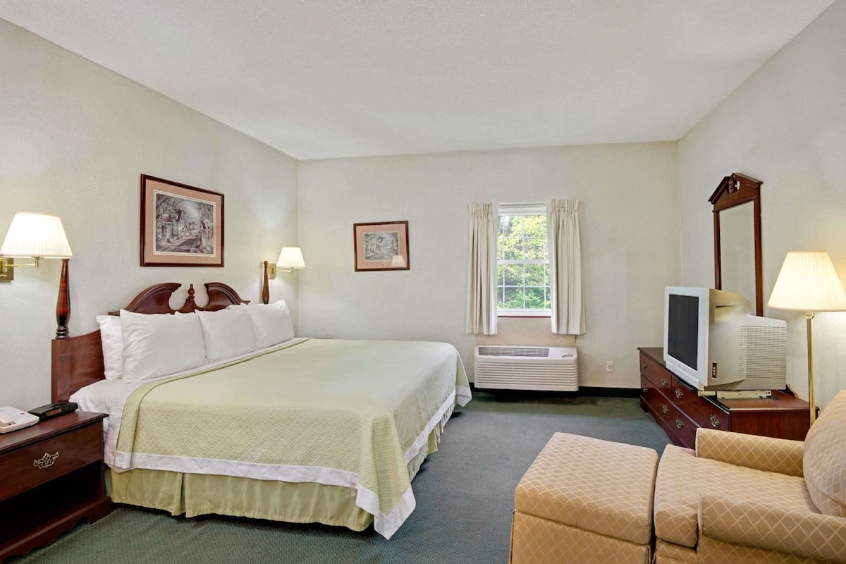 Premium bedding, in-room safe, desk, laptop workspace