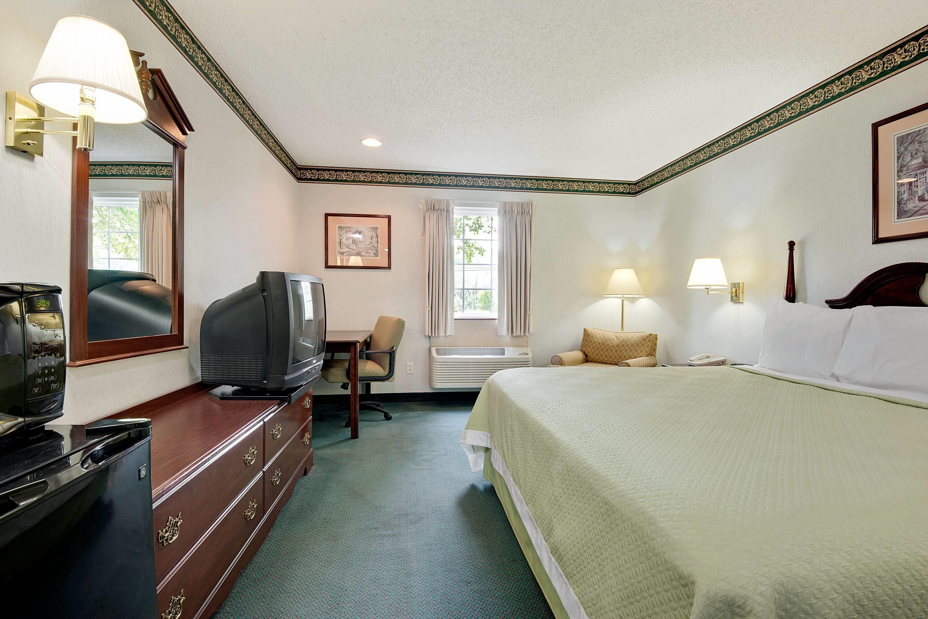 Sengetøy av topp kvalitet, safe på rommet og skrivebord