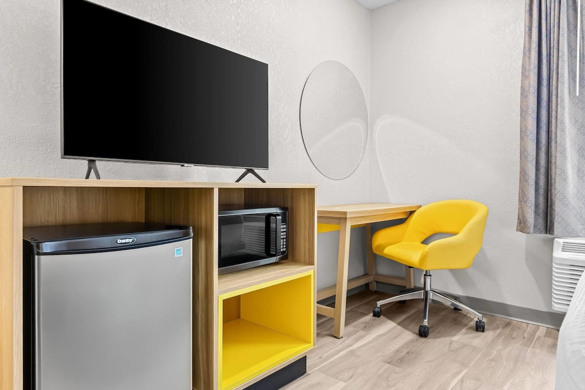 Standard Room, 1 Queen Bed with Sofa bed | Premium bedding, in-room safe, desk, laptop workspace