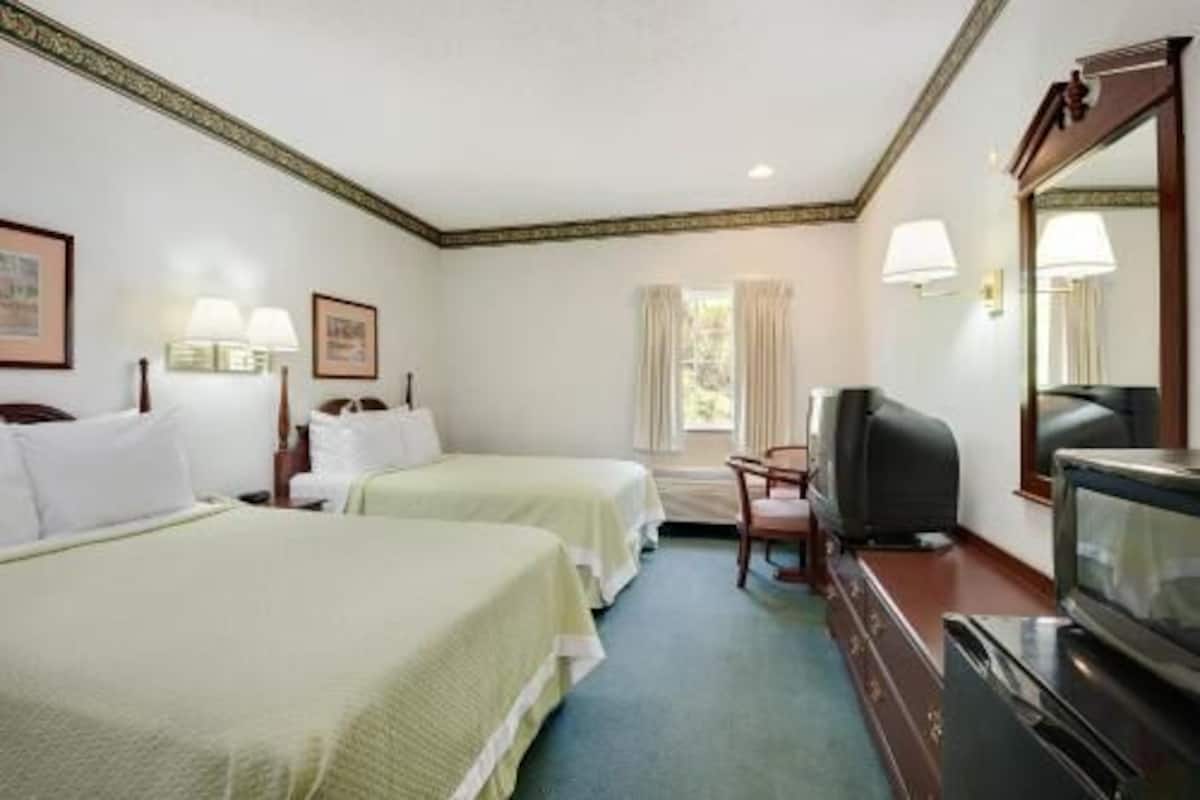 Premium bedding, in-room safe, desk, laptop workspace