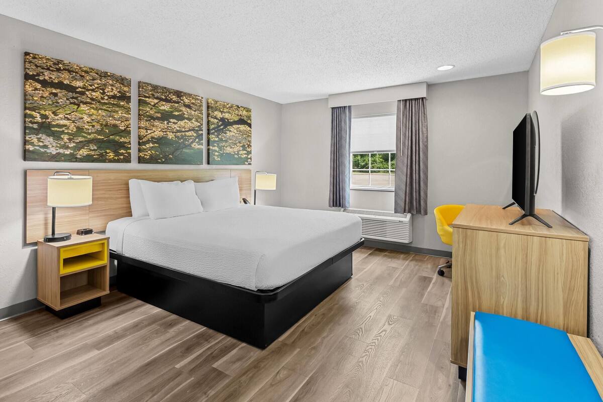 Premium bedding, in-room safe, desk, laptop workspace