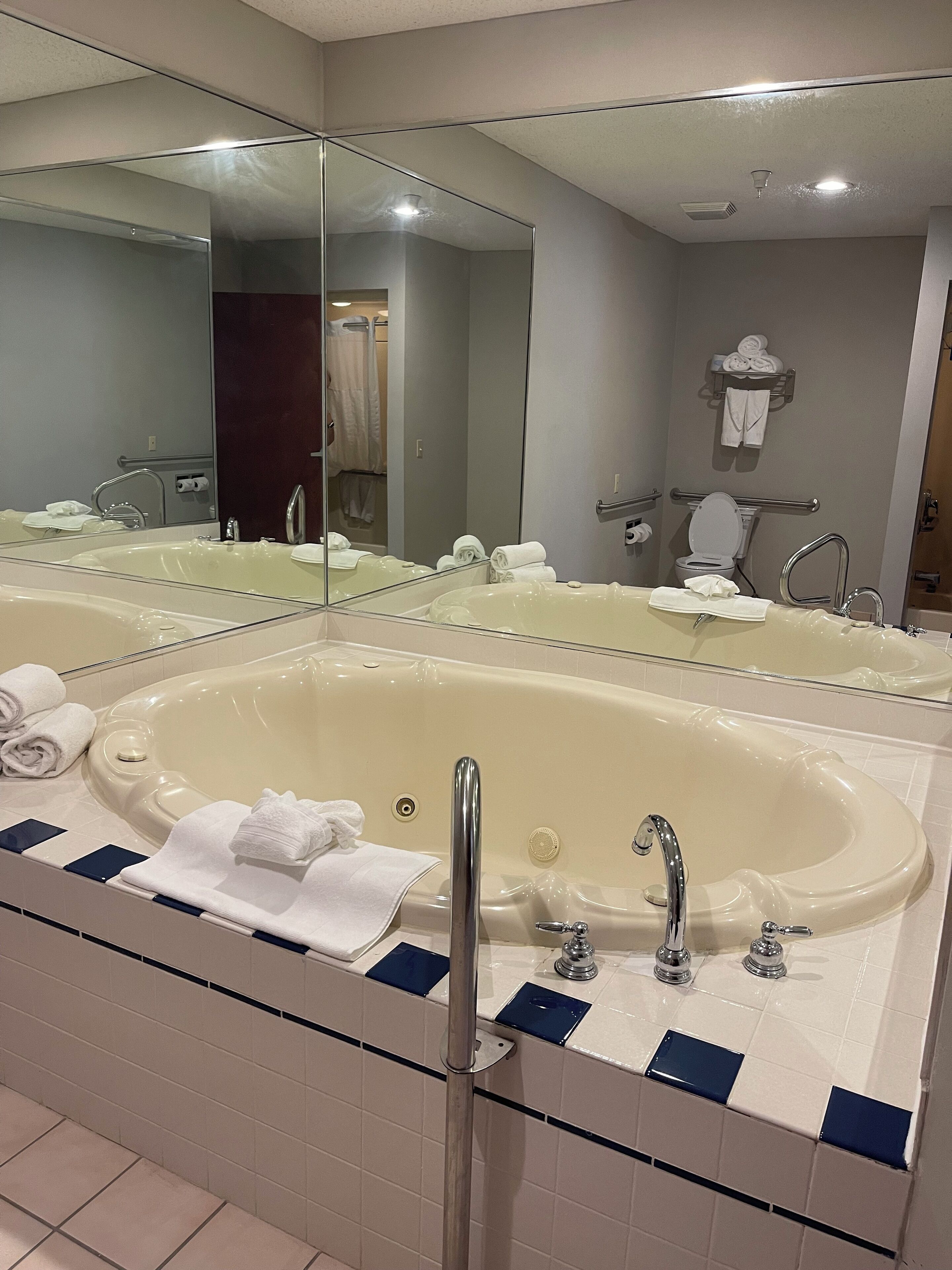 suite, 1 king bed with sofa bed | bathroom | combined shower/bathtub, free toiletries, hair dryer, towels