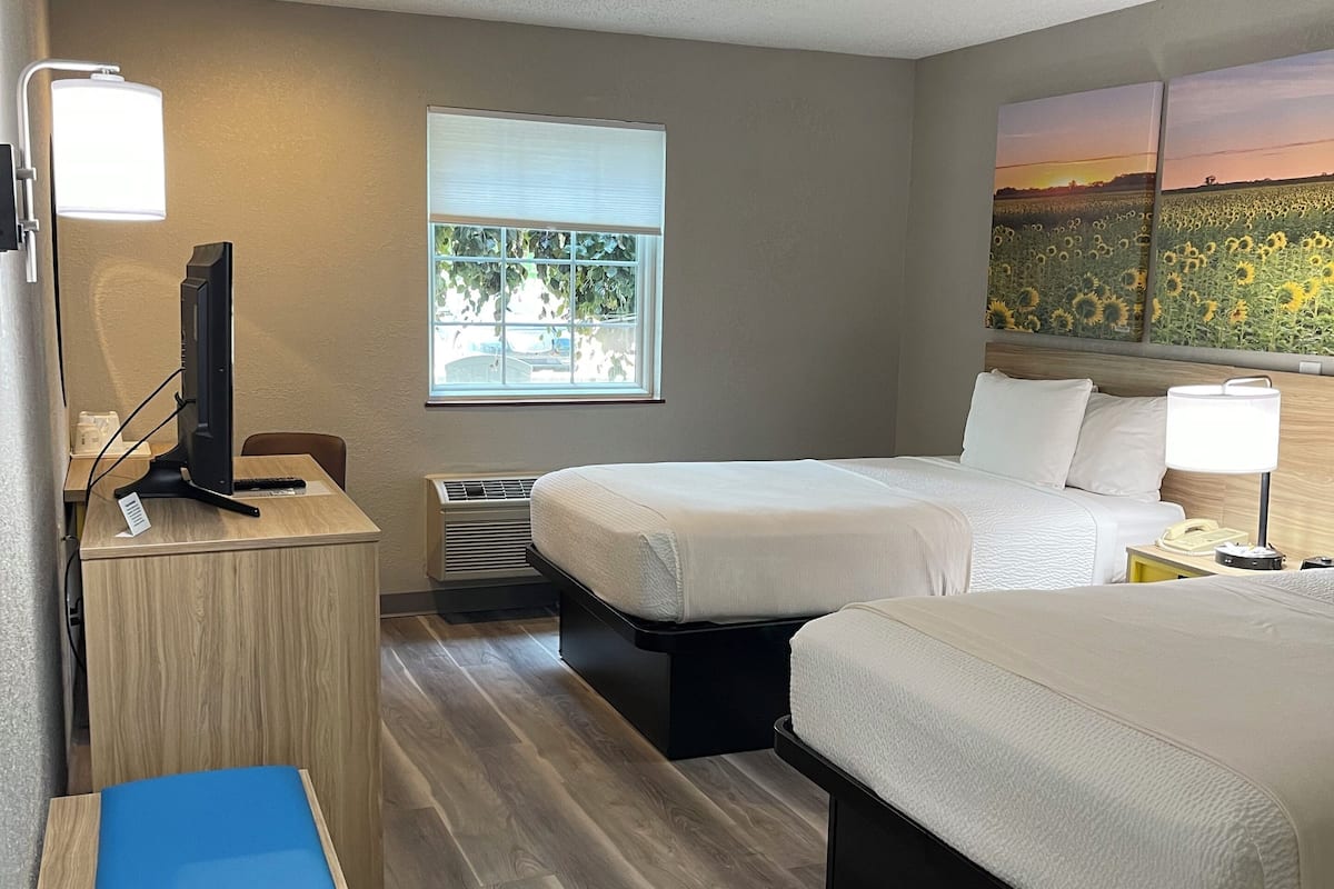 Premium bedding, in-room safe, desk, laptop workspace