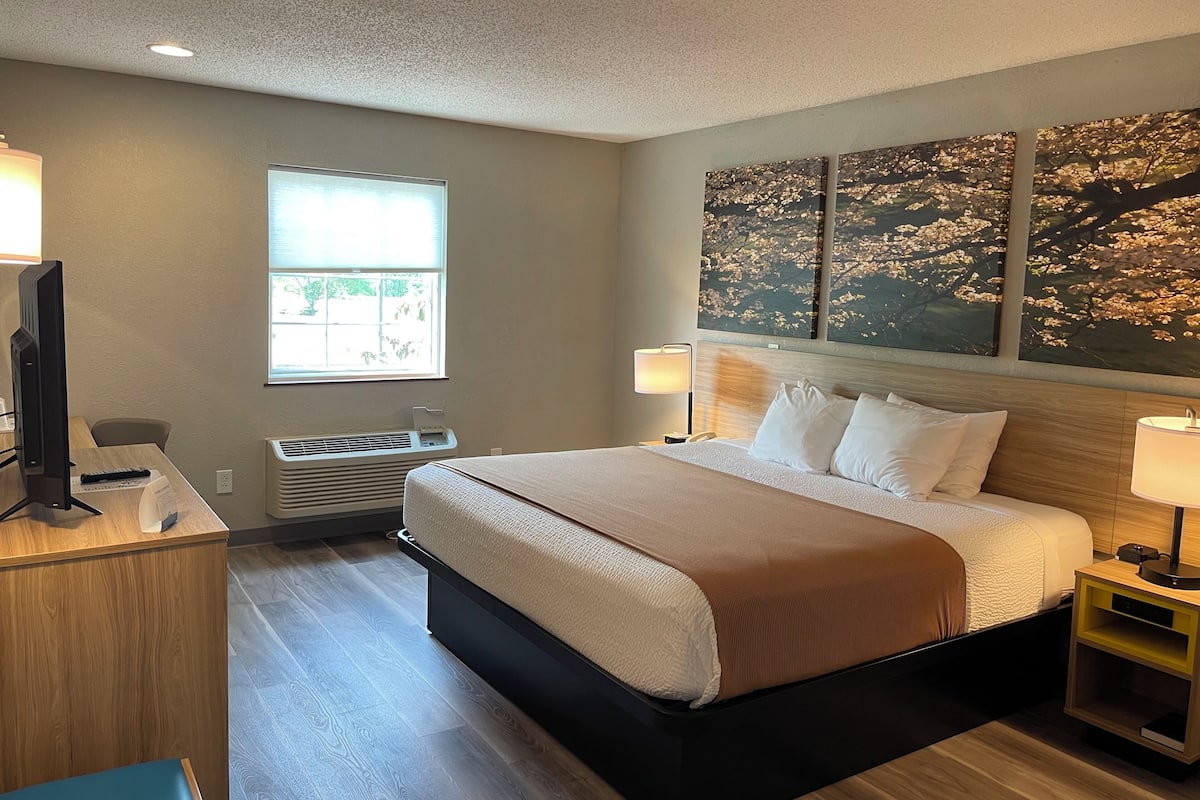 Premium bedding, in-room safe, desk, laptop workspace