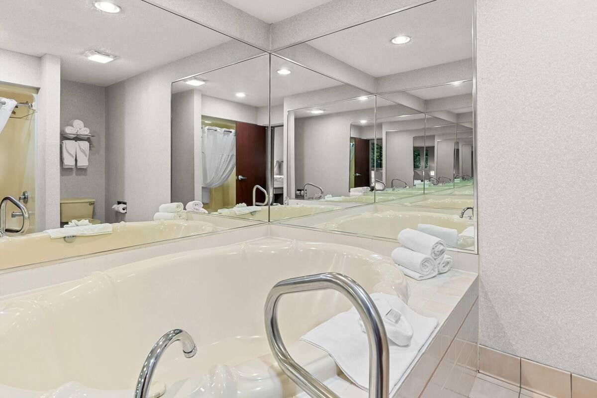 Suite, 1 King Bed with Sofa bed | Jetted tub