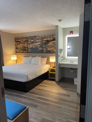 Premium bedding, in-room safe, desk, laptop workspace - Days Inn by Wyndham Lisbon (Lisbon)