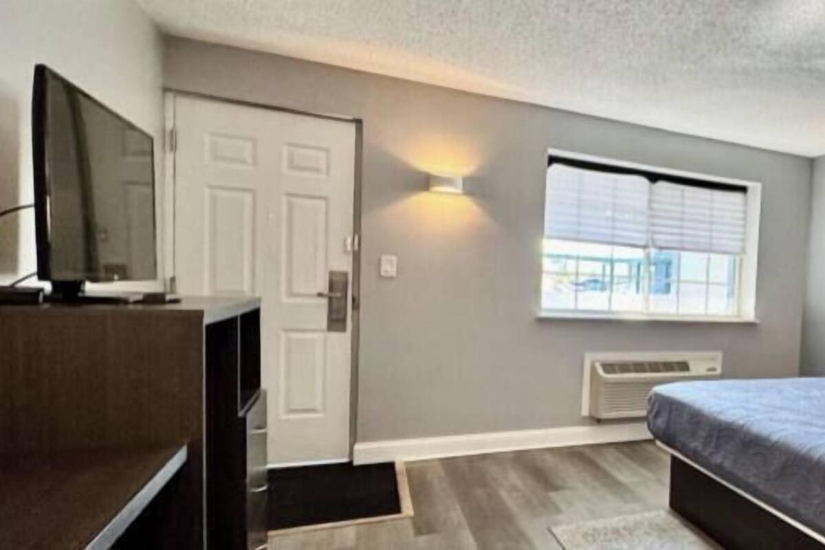 Deluxe Single Room | Desk, blackout drapes, iron/ironing board, WiFi (free)