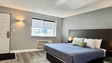 Deluxe Single Room | Desk, blackout drapes, iron/ironing board, WiFi (free)