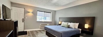 Quarto solteiro luxo | Escrivaninha, cortinas blackout, ferros/tábuas de passar roupa