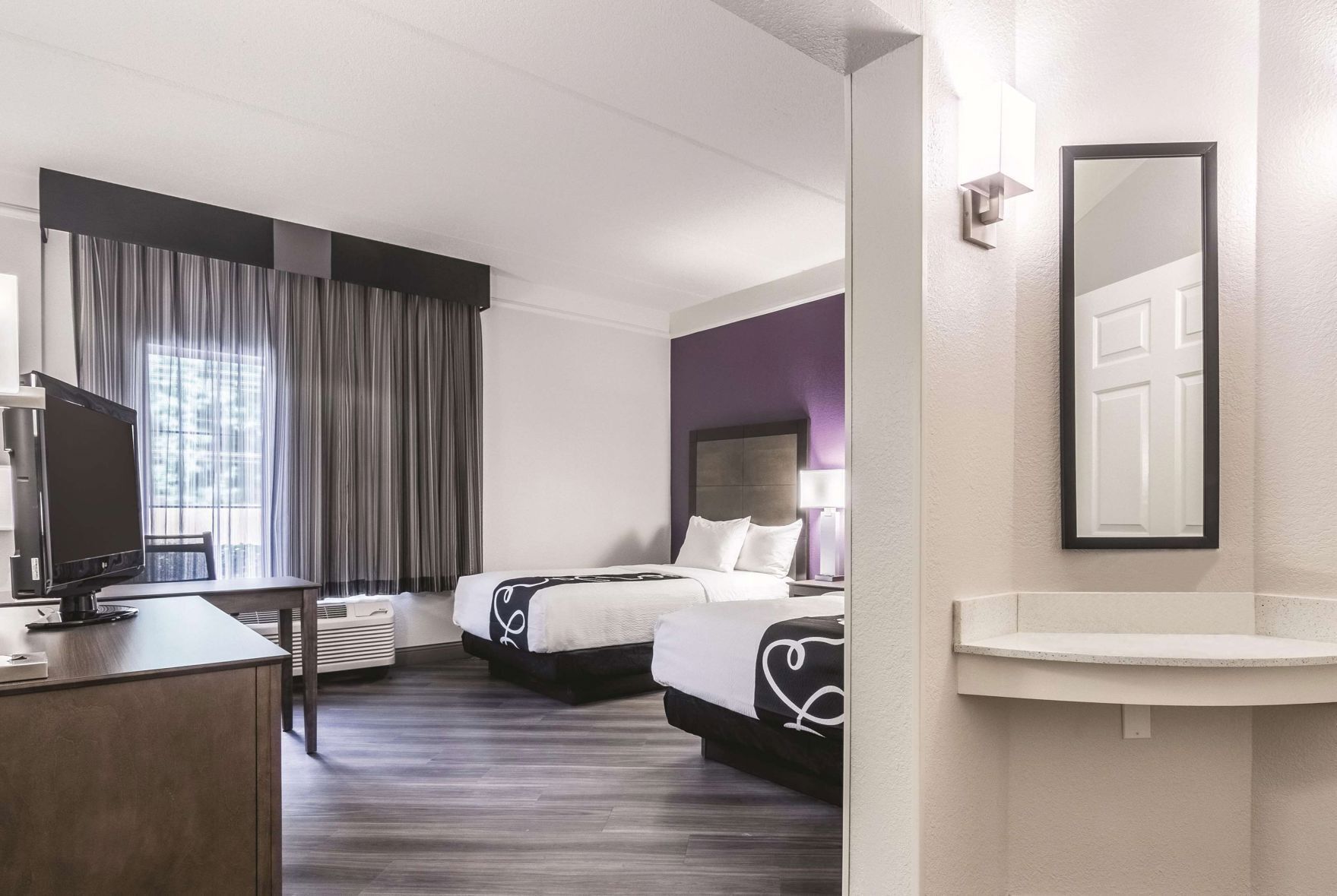Luxe beddengoed, een bureau, een laptopwerkplek