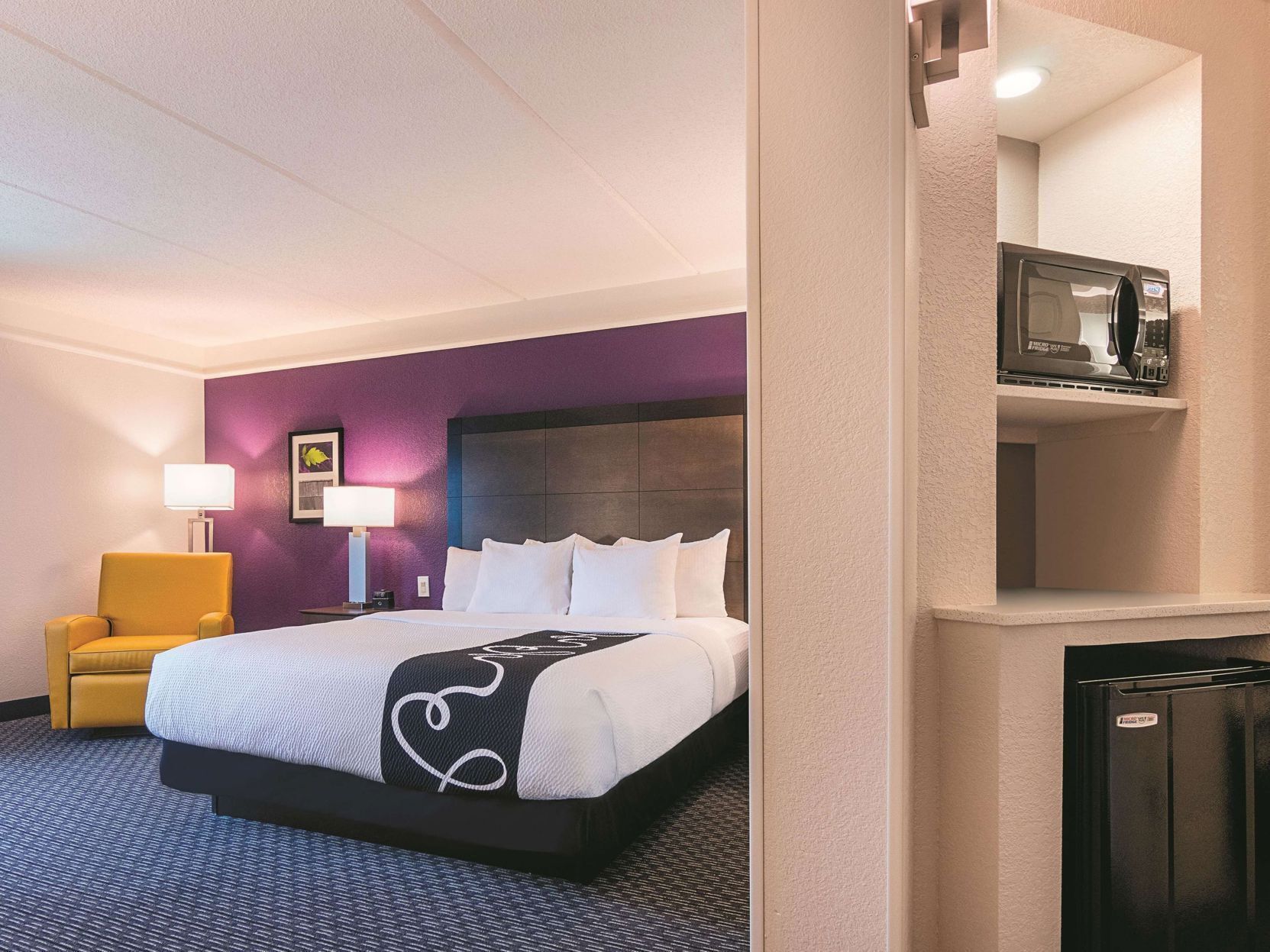Luxe beddengoed, een bureau, een laptopwerkplek
