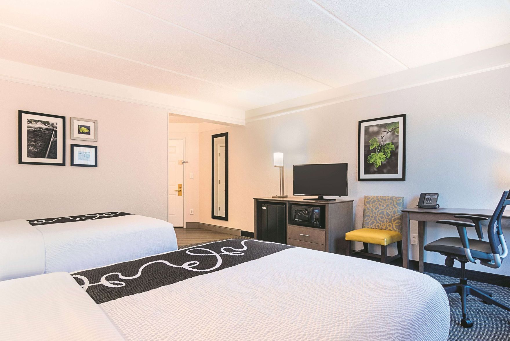 Luxe beddengoed, een bureau, een laptopwerkplek