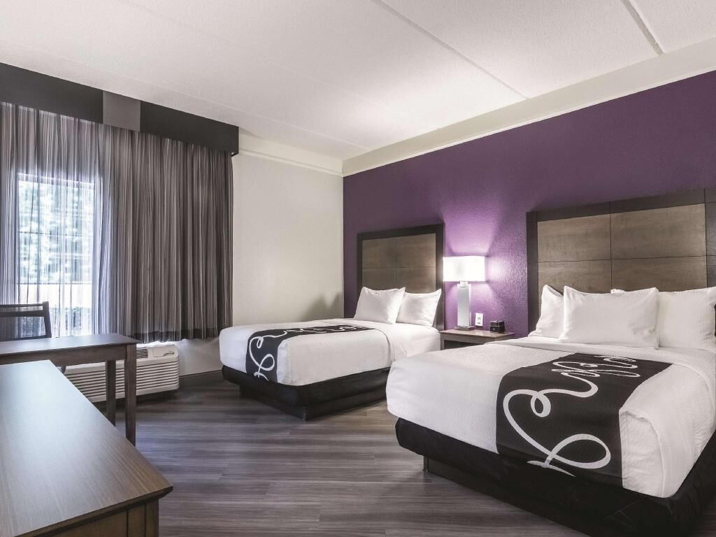 Luxe beddengoed, een bureau, een laptopwerkplek