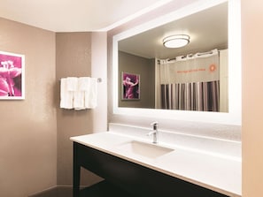 Ensemble douche/baignoire, articles de toilette gratuits, sèche-cheveux