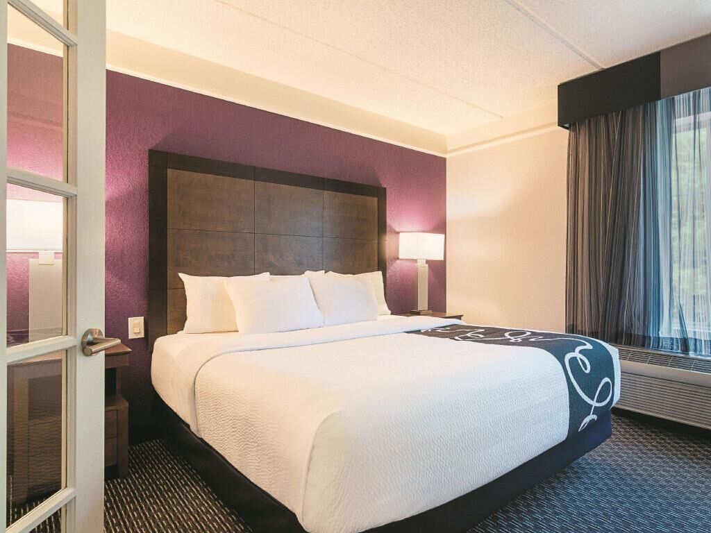 Luxe beddengoed, een bureau, een laptopwerkplek