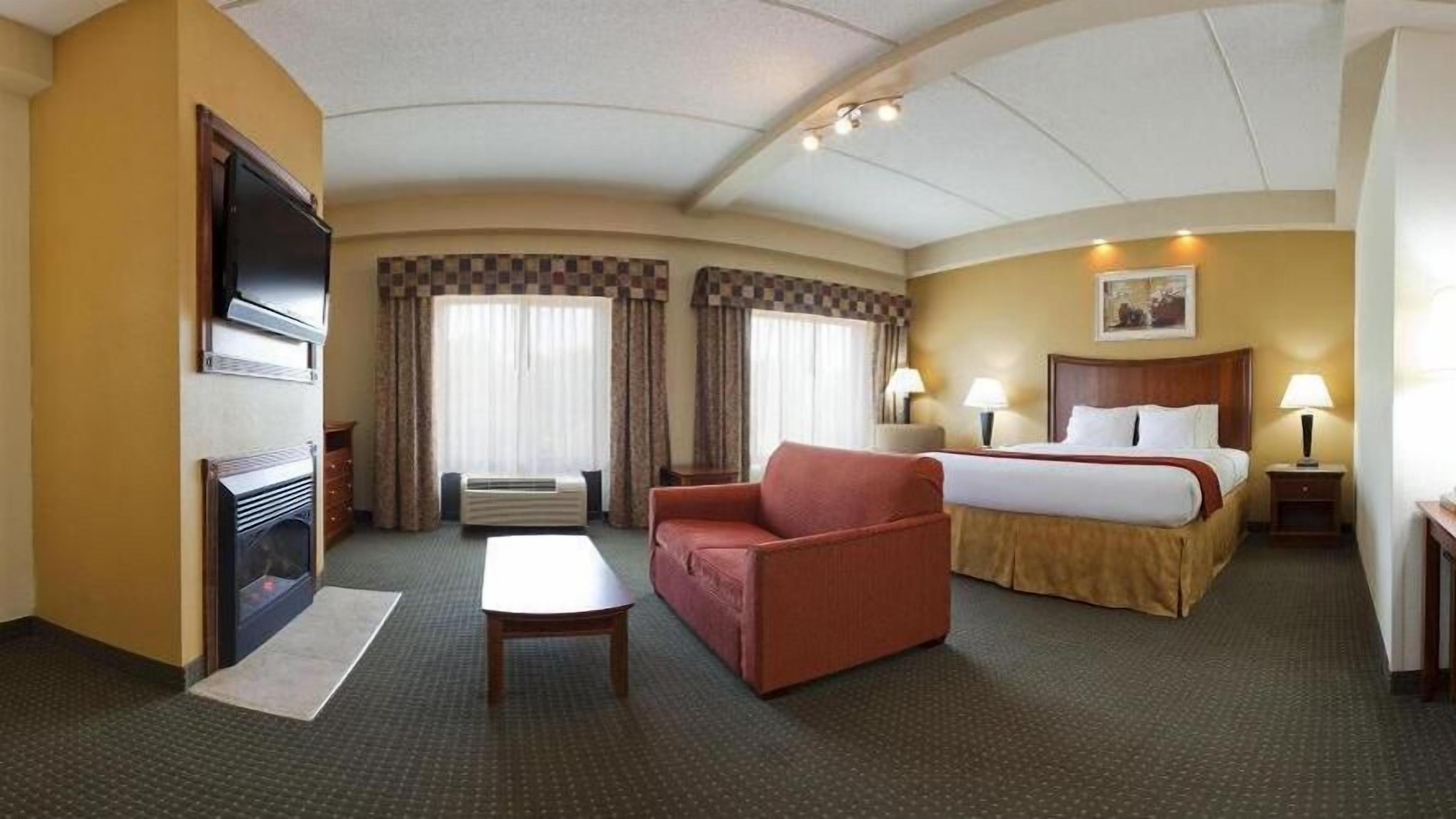 Holiday Inn Express Fort Bragg, an IHG Hotel