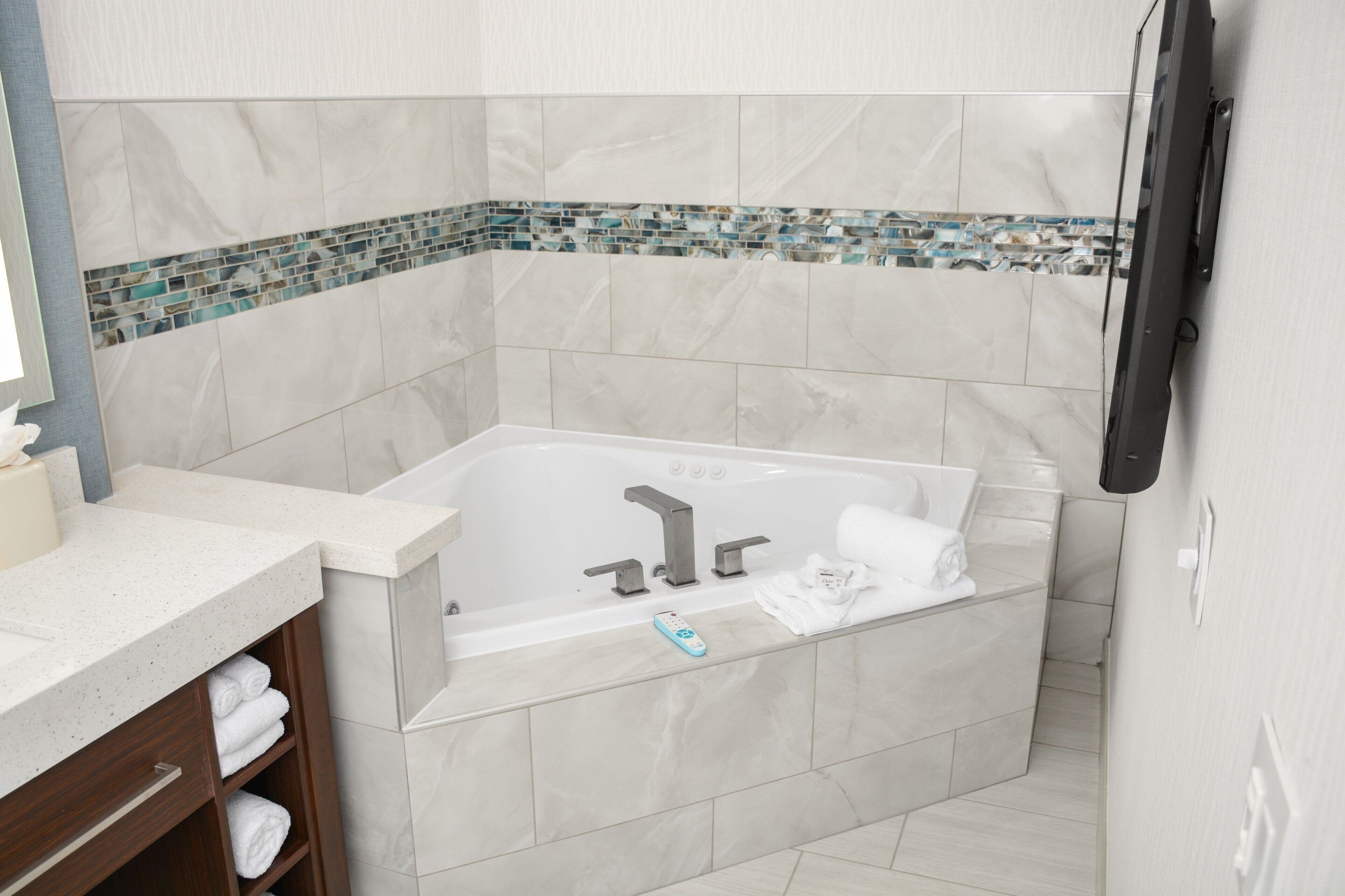 suite, 1 bedroom | bathroom | rainfall showerhead, free toiletries, hair dryer, towels