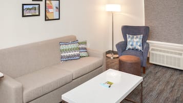 Een bureau, een laptopwerkplek, geluiddichte muren