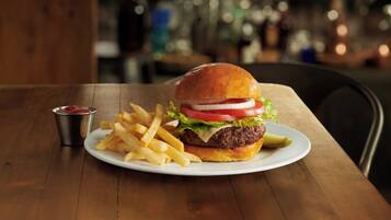 Se sirven cenas y cocina americana