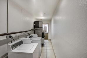 Laundry room - Motel 6 Dallas, TX - South (Dallas)