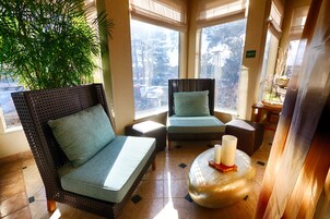 Área de estar no saguão