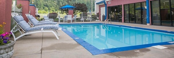 Piscine extérieure, parasols de plage, chaises longues