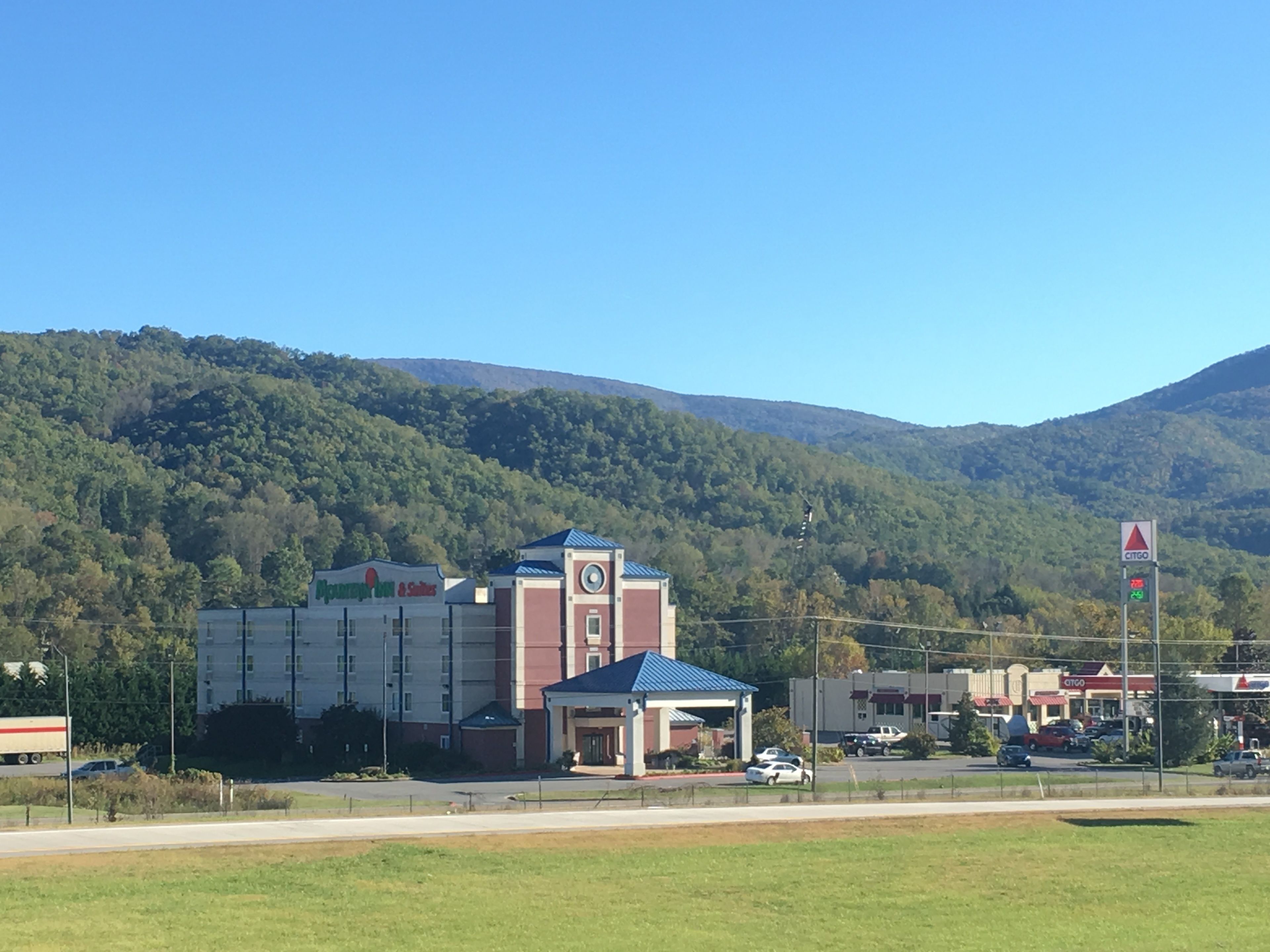 A hotel with a central building and a smaller annex.