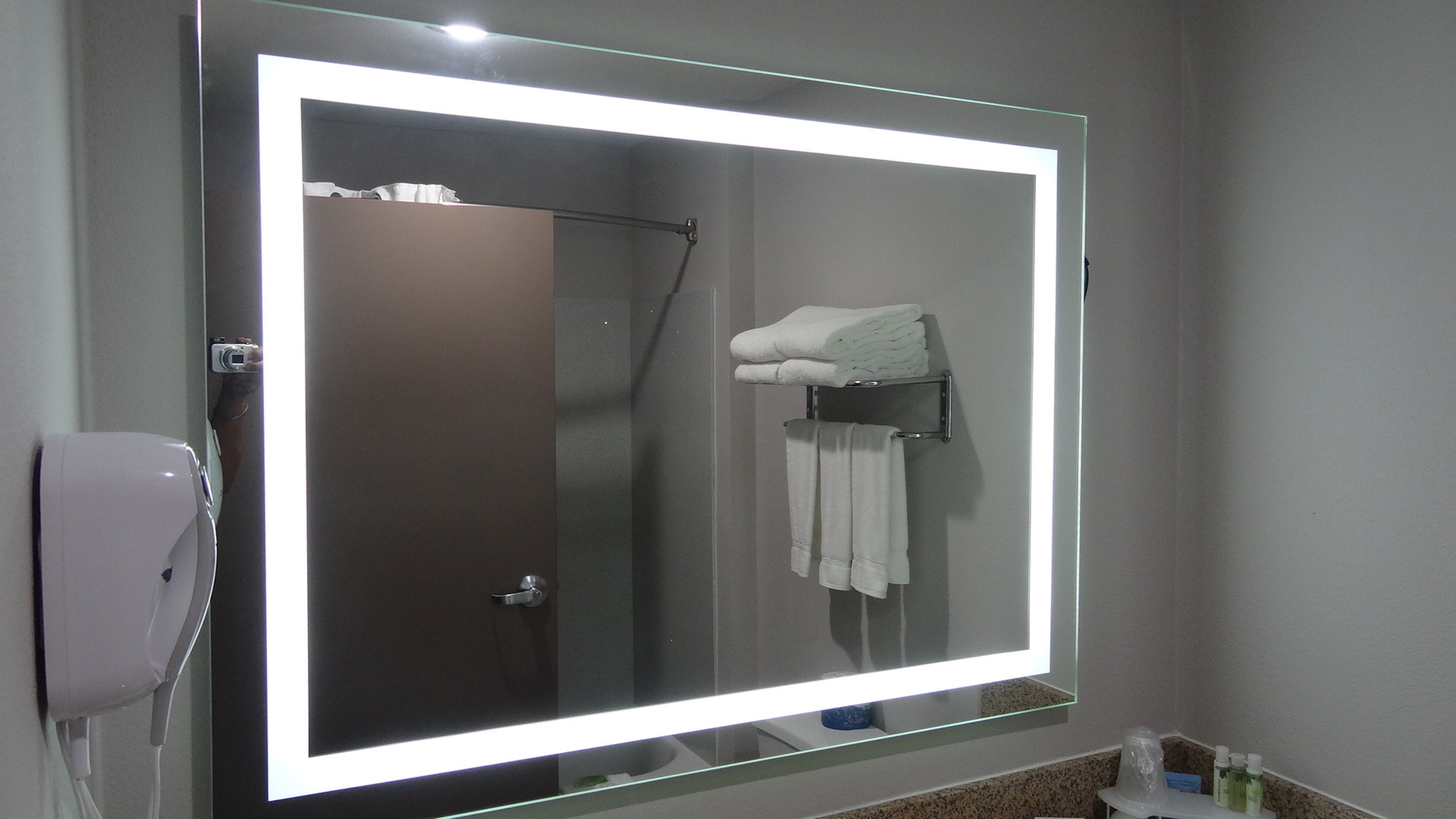 combined shower/bathtub, hair dryer, towels