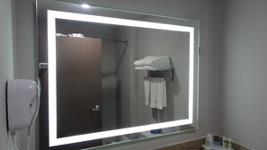 Combined shower/bathtub, hair dryer, towels - Holiday Inn Express Kansas City-Bonner Springs by IHG (Bonner Springs)