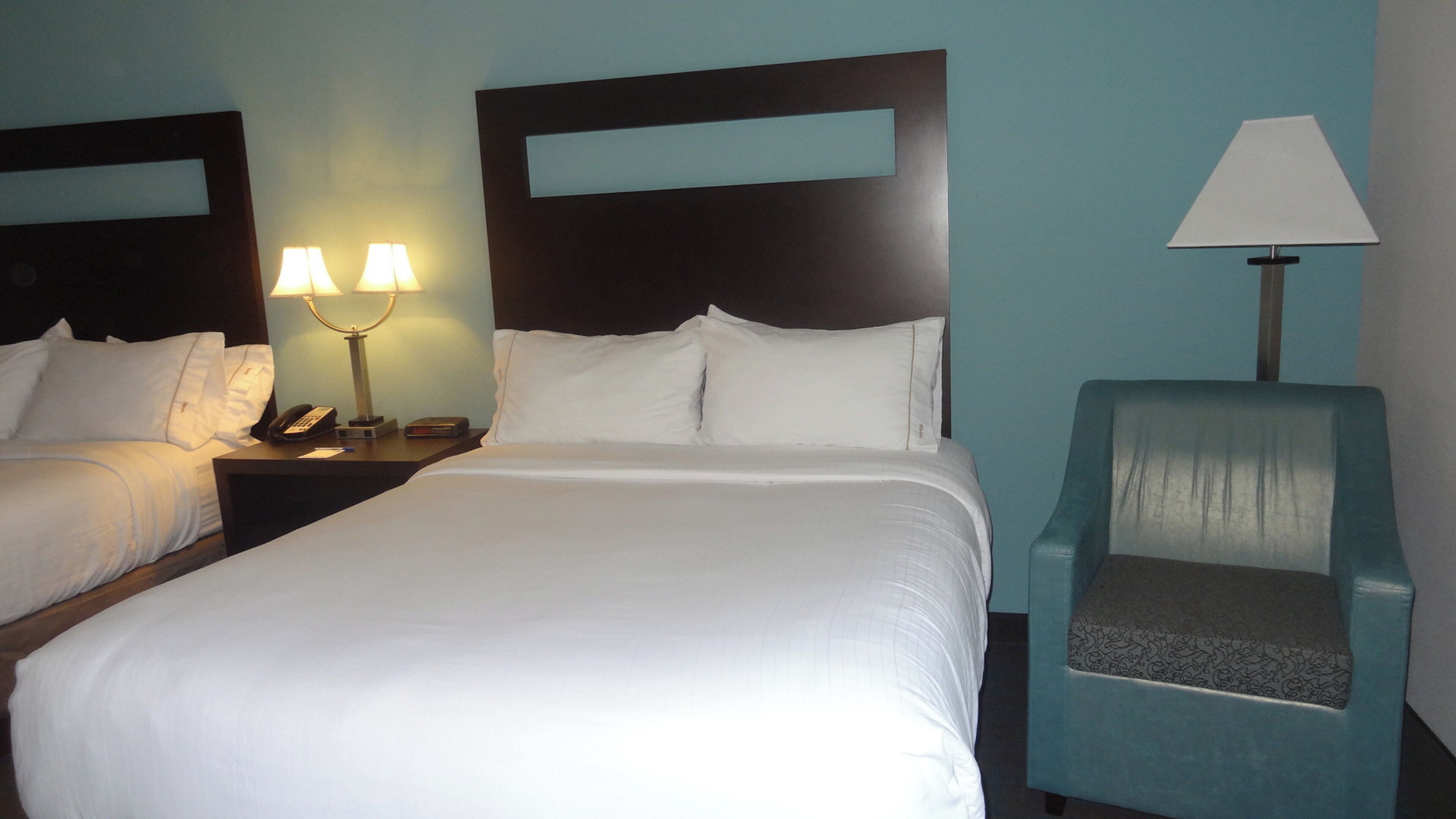 Chambre Standard, 2 grands lits | Coffres-forts dans les chambres, rideaux occultants