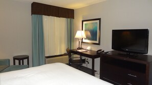In-room safe, blackout drapes, iron/ironing board, travel crib - Holiday Inn Express Kansas City-Bonner Springs by IHG (Bonner Springs)
